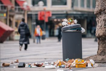 Niemcy toną w śmieciach. Berlin zaostrza przepisy i wprowadza surowe kary
