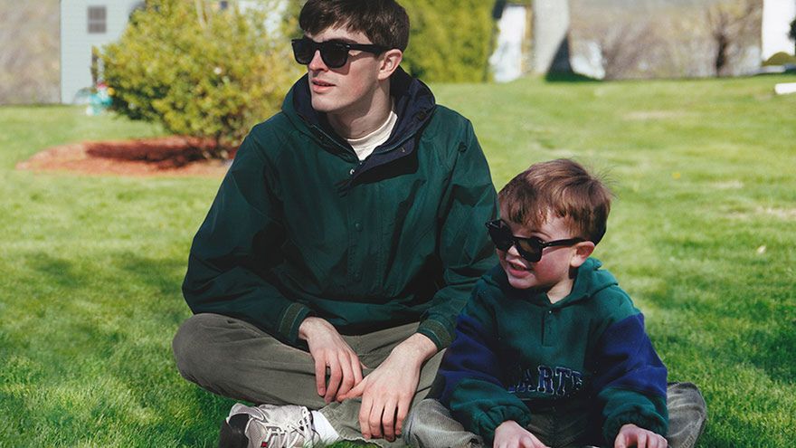 Kiedyś i dziś – mężczyzna wkleił dorosłego siebie na zdjęcia z dzieciństwa. Wyszło świetnie! 1