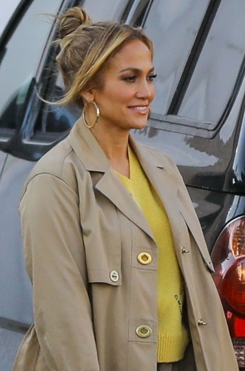 Jennifer Lopez pozuje do zdjęć z gigantyczną różową torebką