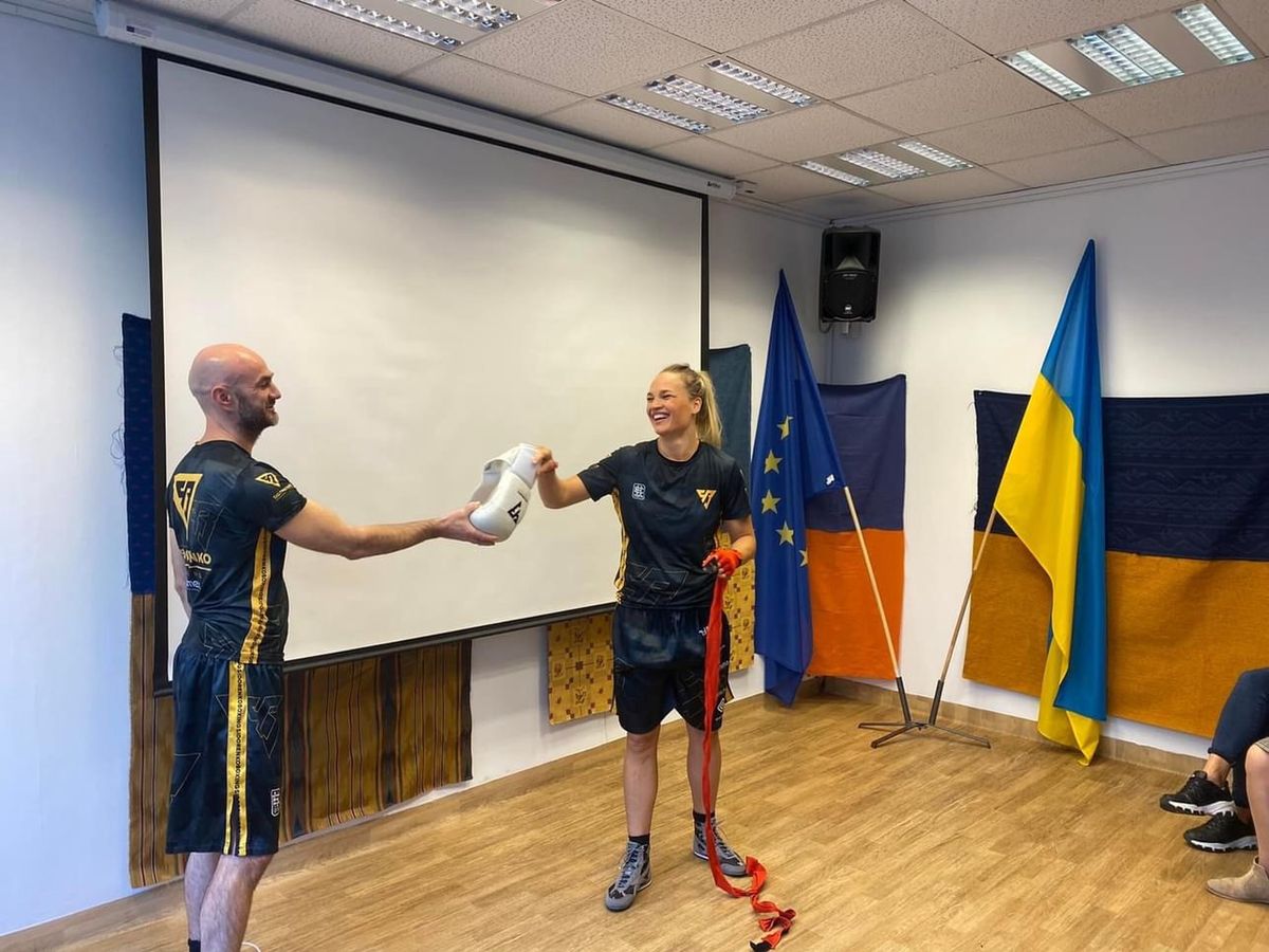 Чемпіонка Європи з боксу Саша Сидоренко відвідала Український дім у Варшаві