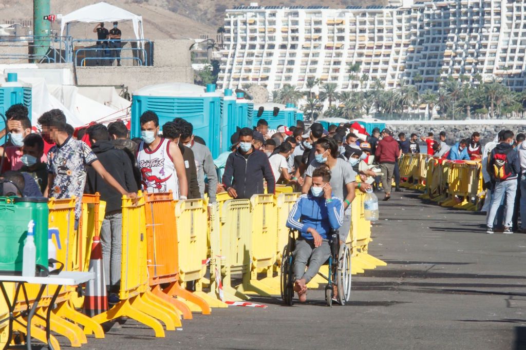 Ponad 2300 migrantów wciąż przebywa w obozie, który został założony w sierpniu zeszłego roku na terenie portu na Gran Canarii. Zdjęcie z 18 listopada