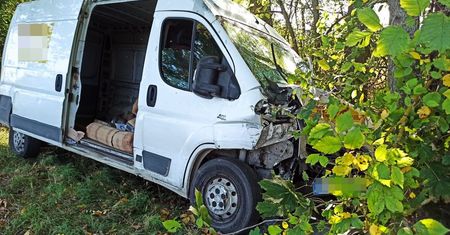 Holowany zapomniał o kluczyku. Skończyło się na drzewie