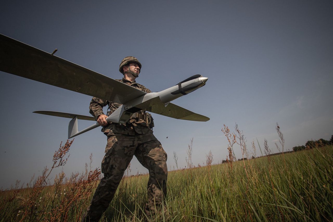Dron FlyEye bez głowicy obserwacyjnej - na zdjęciu w rękach polskiego żołnierza