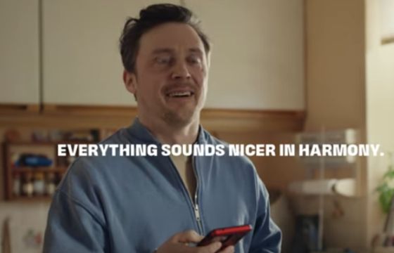 Europejska kampania Twixa zachęca do przesyłania AI-owych głosówek na Whatsappie. Marka sięga po młodszego klienta