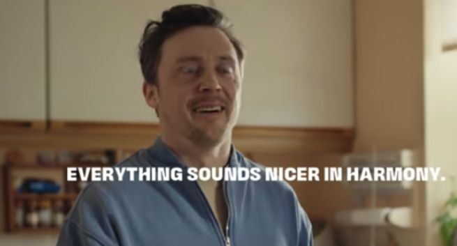 Europejska kampania Twixa zachęca do przesyłania AI-owych głosówek na Whatsappie. Marka sięga po młodszego klienta