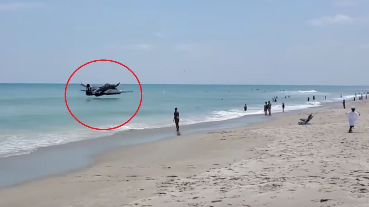 Samolot lądował na oceanie.