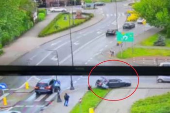 24-latek stracił panowanie nad autem. Wjechał w pieszych na chodniku