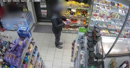 10-latek błąkał się nocą w samej koszulce i skarpetkach – rodzice byli pijani