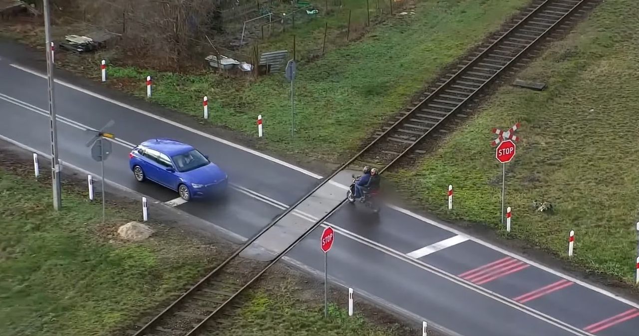 Policja z dronem nad przejazdami kolejowymi. 14 kierowców ukaranych w Tucznie