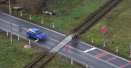 Policja z dronem nad przejazdami kolejowymi. 14 kierowców ukaranych w Tucznie