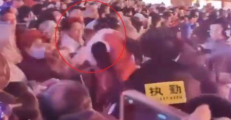 Skandal w Chinach. Robot uderzył kobietę. Jest wideo