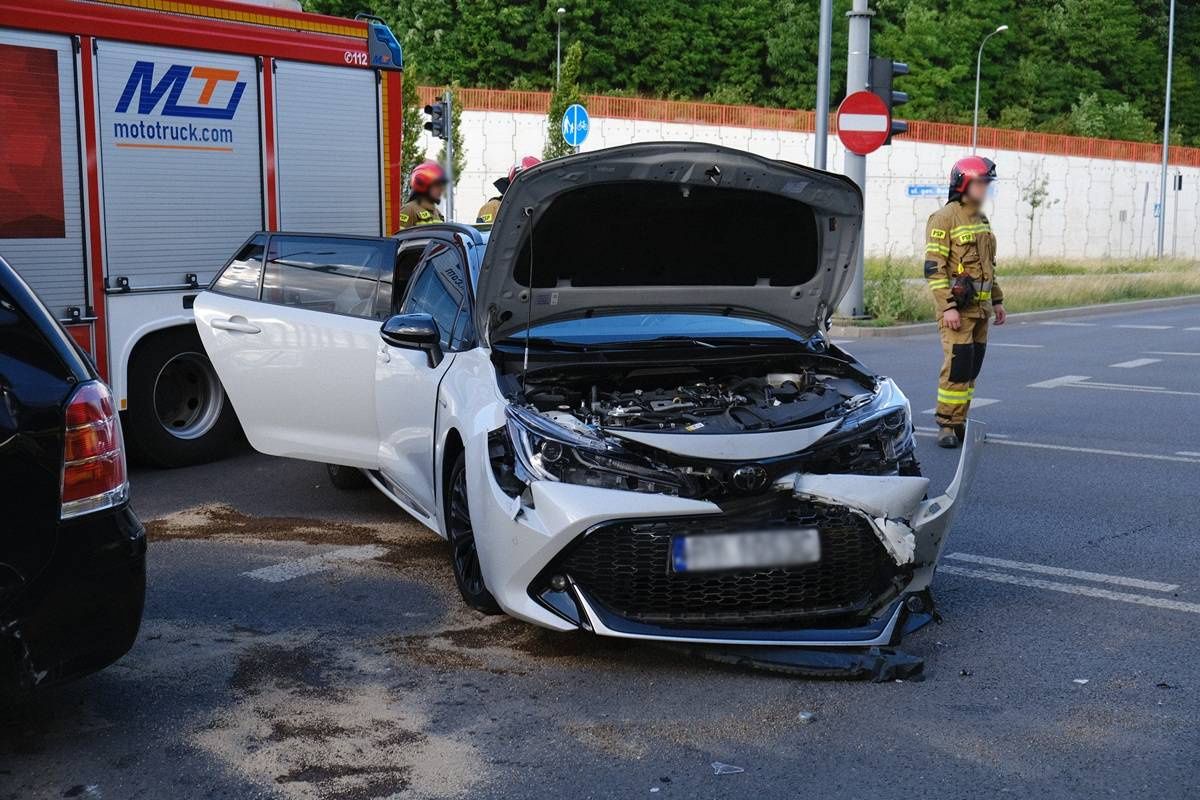 Zderzenie toyoty z oplem na rondzie im. Rotmistrza Witolda Pileckiego
