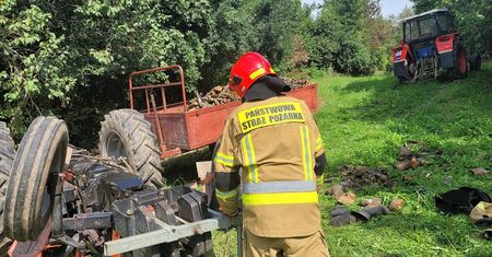 Groźny wypadek na polu. Mężczyzna został przygnieciony