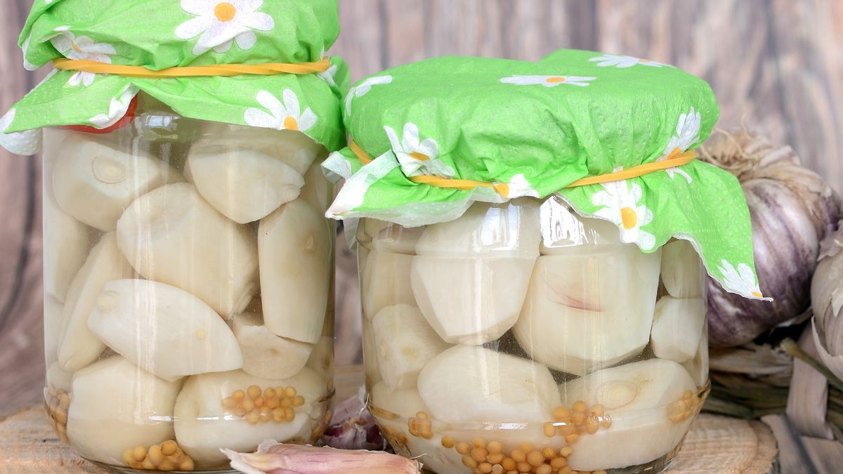 Czosnek marynowany na zimę