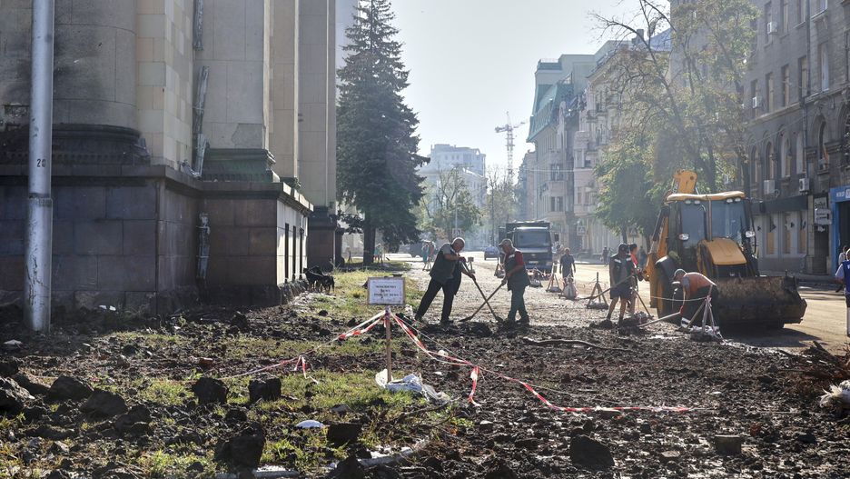 Russian invasion of Ukraine
epa10145101 Communal workers clean the debris near the regional administration building after a rocket shelling downtown Kharkiv, Ukraine, 29 August 2022 amid Russia's military invasion. Kharkiv and surrounding areas have been the target of heavy shelling since February 2022, when Russian troops entered Ukraine starting a conflict that has provoked destruction and a humanitarian crisis.  EPA/SERGEY KOZLOV 
Dostawca: PAP/EPA.
SERGEY KOZLOV