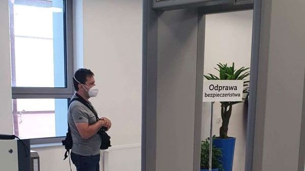 Sosnowiec. Dzięki terminalowi lotniczemu uczniowie w praktyce dowiedzą się jak wygląda odprawa pasażerów.