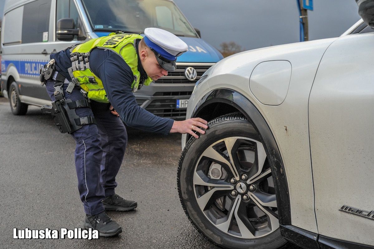 Policjant sprawdzi opony. Kłopoty można mieć przez sam napis