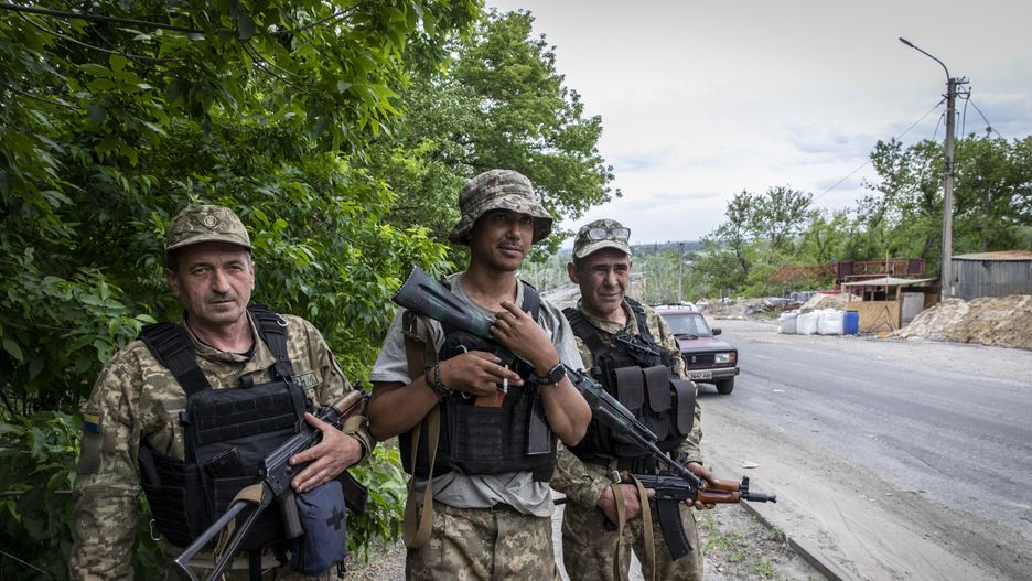 SEVERODOONETSK, UKRAINE - 2022/05/26: Ukrainian soldiers holding rifles seen in Severodoonetsk. Severodoonetsk is the biggest city in Luhansk Oblast held by Ukrainians. The city is under threat as Russian troops launch offensives from multiple directions. They are trying to cut off Ukrainian supplies and reinforcements. (Photo by Alex Chan Tsz Yuk/SOPA Images/LightRocket via Getty Images)