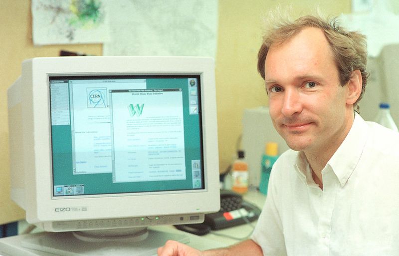 Tim Berners-Lee ze swoim dziełem