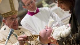 Papież pozowolił karmić kobietom piersią w Kaplicy Sykstyńskiej