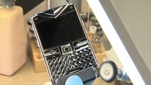 Jak powstaje obrzydliwie drogi Vertu Constellation Quest? [wideo] 1