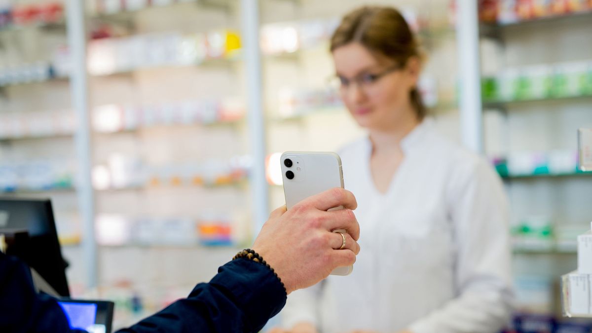 Apteka
Lubliniec, 02.03.2020. Apteka - ilustracja; n/z e-recepta.,Image: 502340759, License: Rights-managed, Restrictions: , Model Release: no, Credit line: Daniel Dmitriew / Forum
Daniel Dmitriew / Forum
ilustracja, ilustracyjne, apteka, farmacja, leki, zdrowie, kupowanie, sprzedaz, sprzedawanie, lekow, farmaceuta, lekarstwa, chorwanie, choroba, recepta, papierowa, erecepta, e-recepta, elektroniczna, telefon, smartfon, komorka, category_code_ilu, category_code_hea, category_code_dru