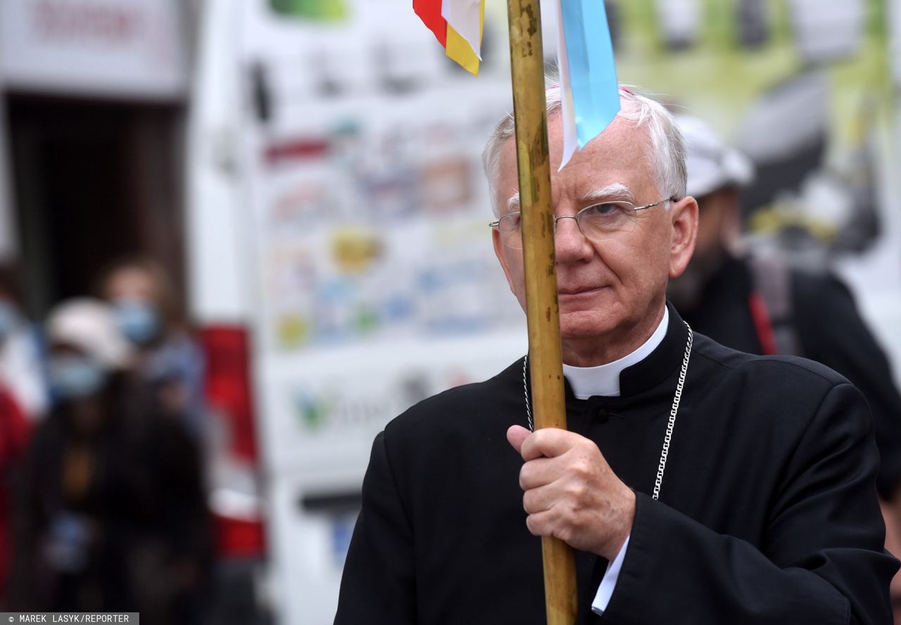 Aktywiści umieścili tęczową flagę na pomniku. Abp Marek Jędraszewski zabrał głos