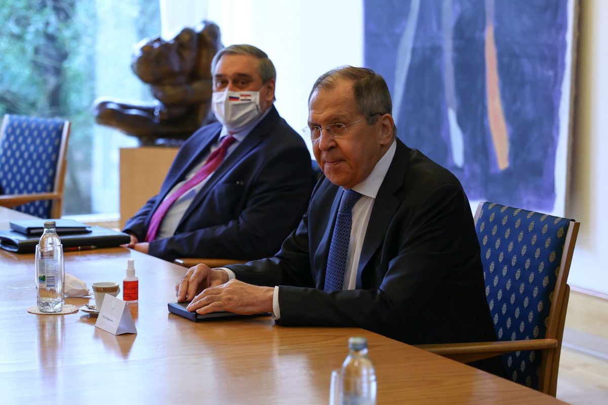 Minister spraw zagranicznych Rosji Siergiej Ławrow podczas wizyty w Chorwacji (w tle prezydent Zoran Milanovic)