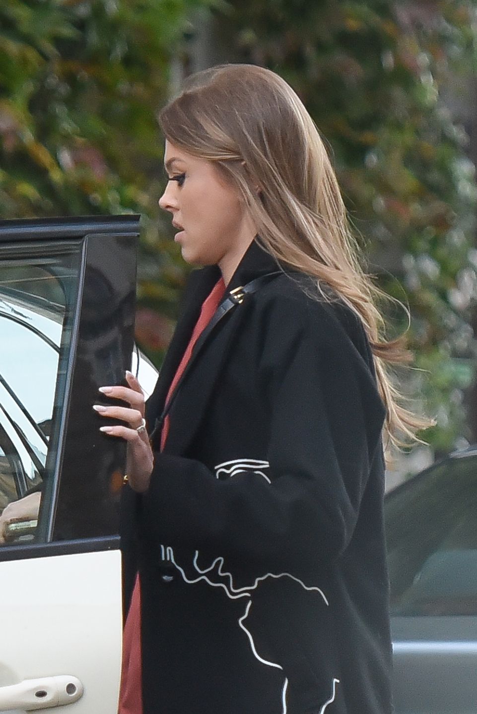 Joanna Opozda drepcze do samochodu w botkach za prawie 6 tysięcy i z torebką za 8 tysięcy