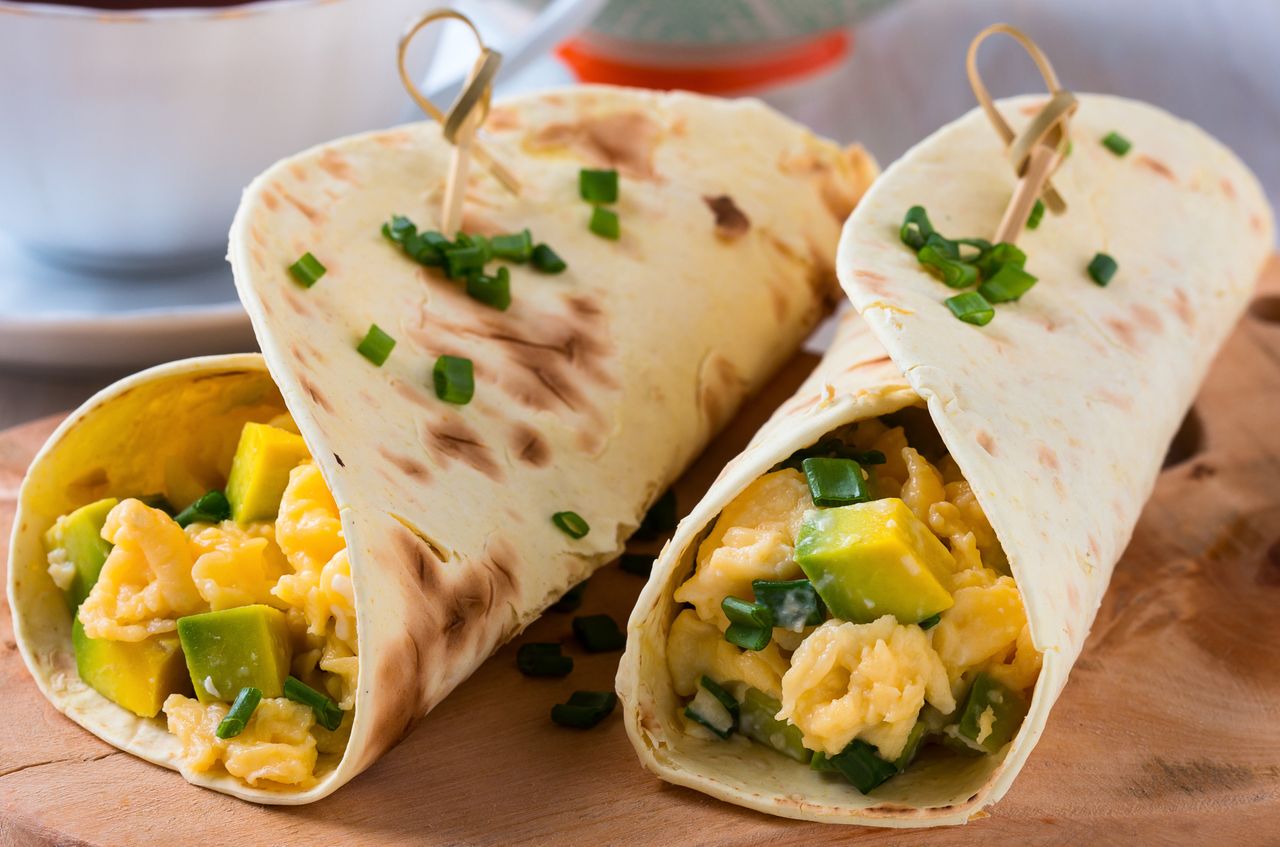 Spróbuj jajecznicy w tortilli. Ten wrap to przepis na szybkie fit śniadanie