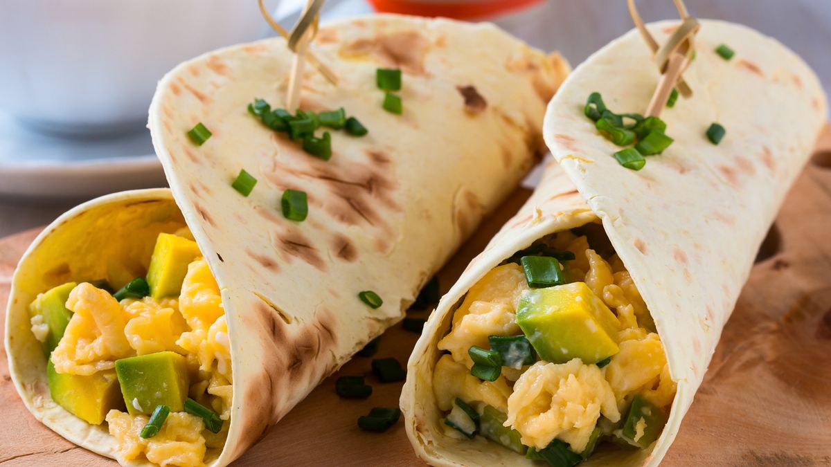 Śniadaniowy wrap z jajecznicą