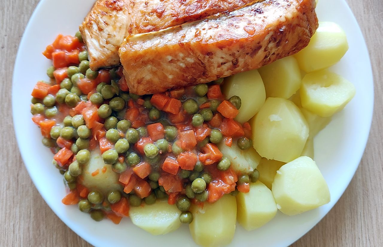 Marchewka z groszkiem. Najprostszy przepis na klasyczny dodatek