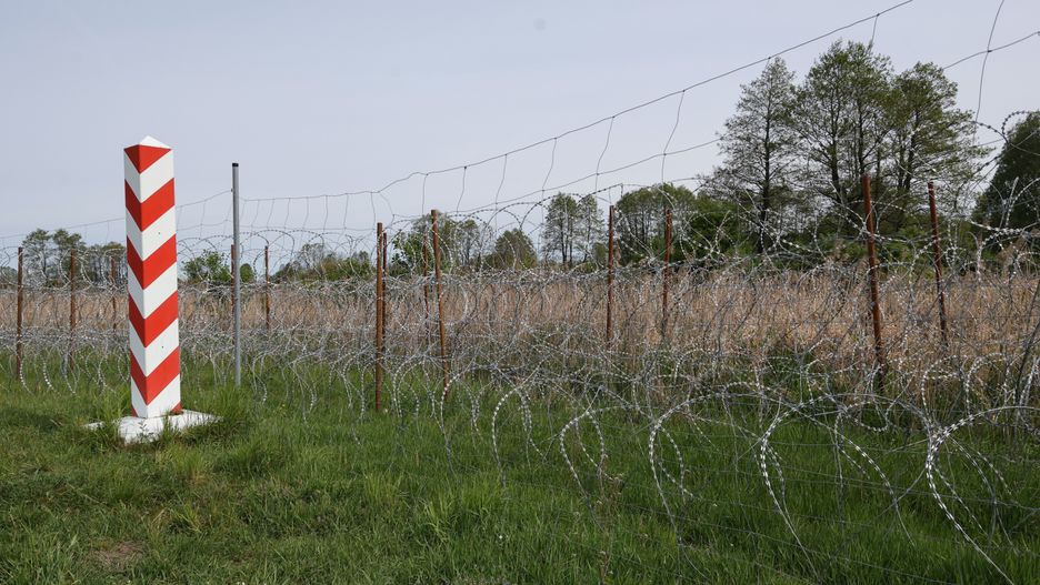 znak graniczny
Pawe� Supernak
granica, granica polsko-bia�oruska, polityk, polityka, wizyta, wojsko, drut kolczasty, druty kolczaste, granicy pa�stwa, granicy UE, krajowa, obrona, pogranicznicy, s�up graniczny, stra� graniczna, pogranicze, polsko bia�oruska