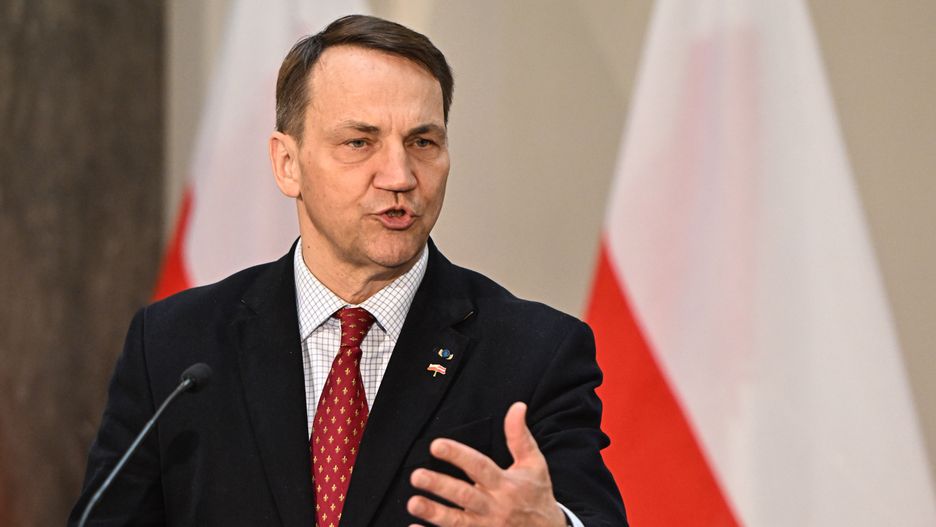 Ryga, Łotwa, 27.03.2024. Minister spraw zagranicznych RP Radosław Sikorski podczas wspólnej konferencji prasowej z ministrem spraw zagranicznych Łotwy Krisjanisem Karinsem po spotkaniu w Rydze, 27 bm. Minister Sikorski przebywa z jednodniową wizytą na Łotwie. (jm) PAP/Radek Pietruszka
