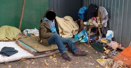 Bezdomny mieszkał w takich warunkach. Pokazali zdjęcie