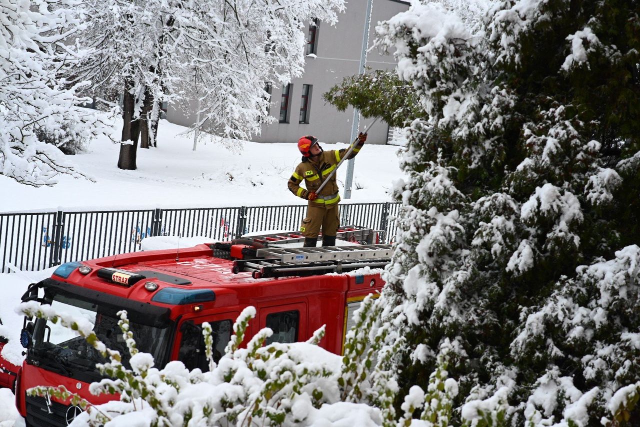 Powiat jasielski: Zawalone dachy stodół i setki wyjazdów strażaków