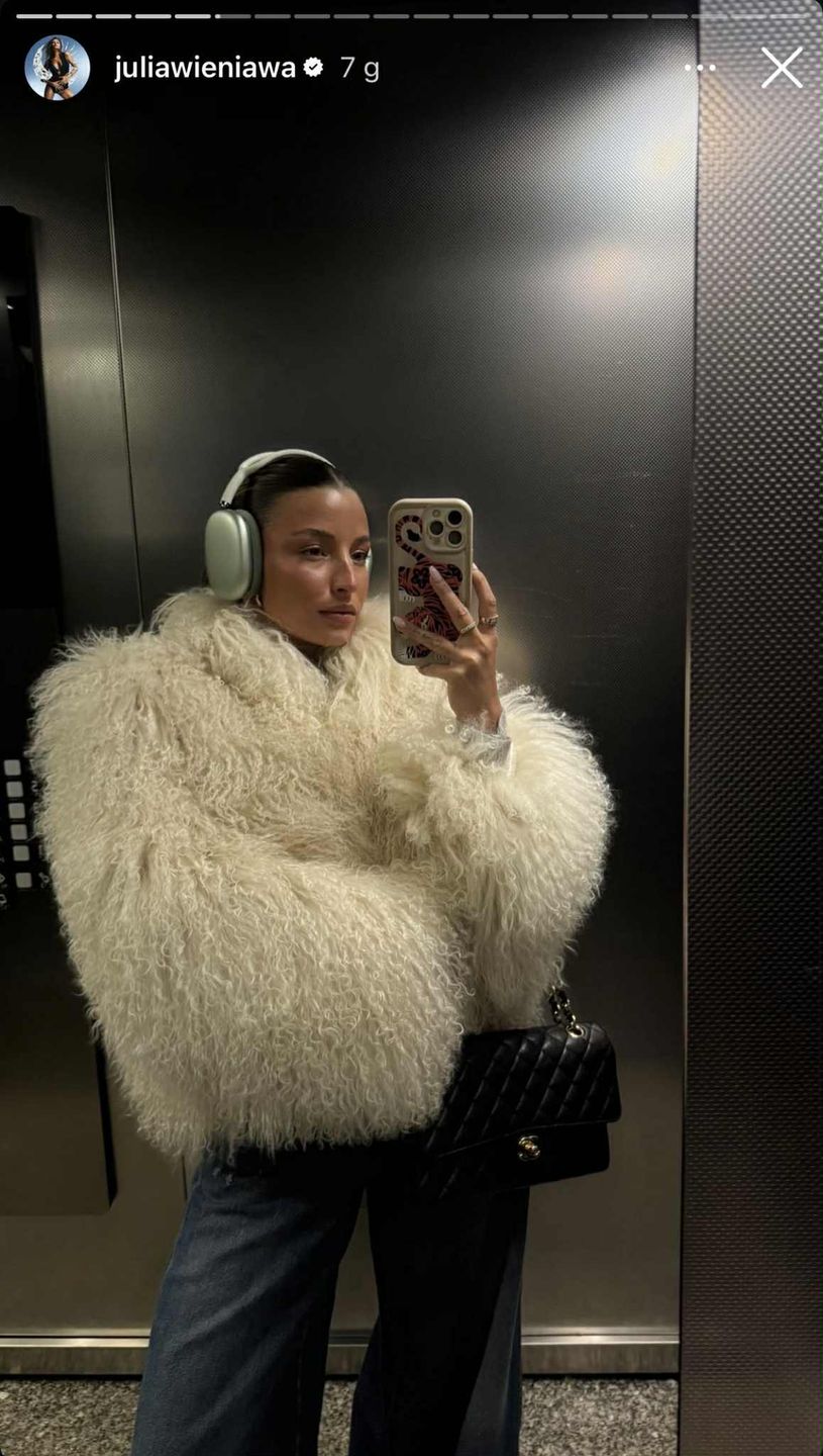 Julia Wieniawa w jasnym futrze