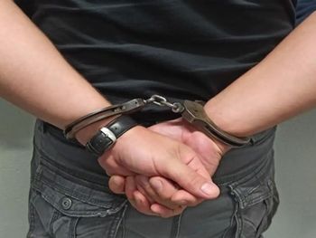 Zobaczył policjantów i próbował uciec przez balkon