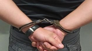 Zobaczył policjantów i próbował uciec przez balkon