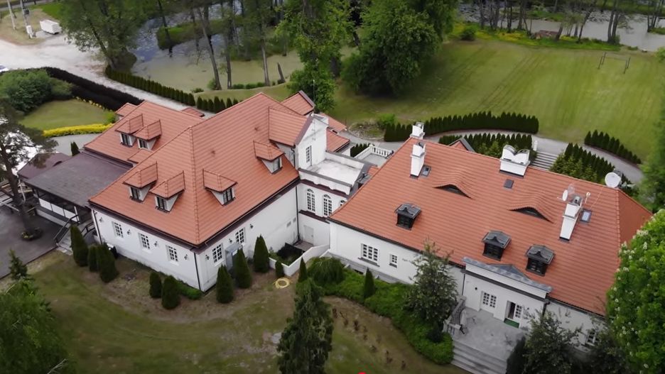 Jaka jest cena za dworek z serialu "Złotopolscy"?