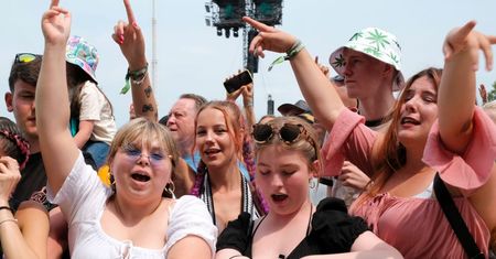 Młodzieżowy slang bez tajemnic. Wiesz co oznaczają te słowa?