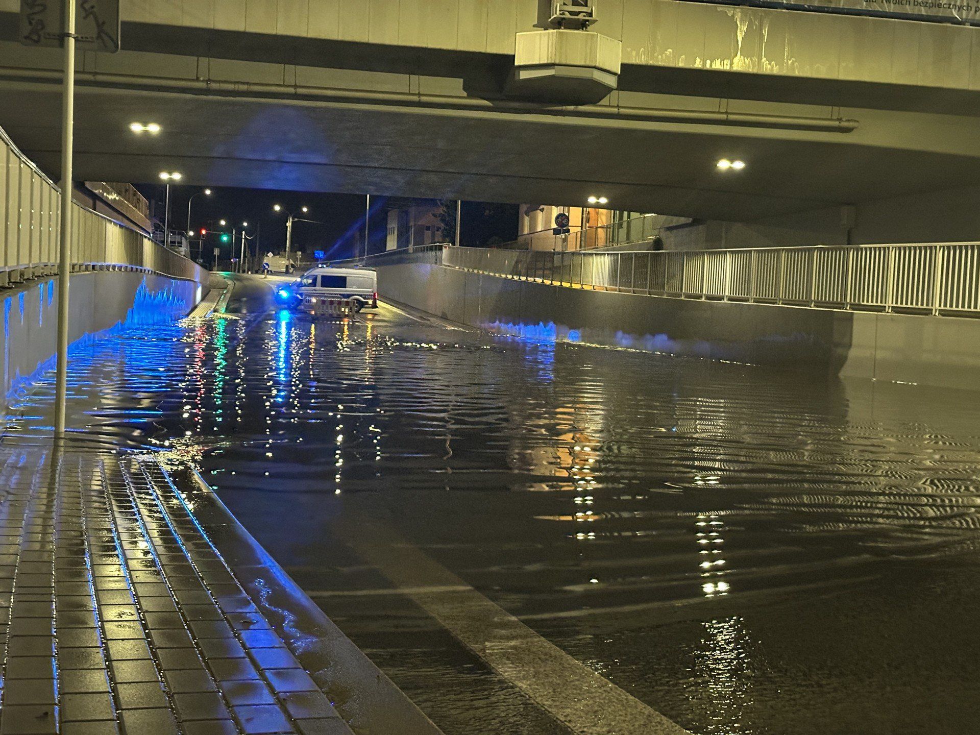 Zalany tunel pod torami
