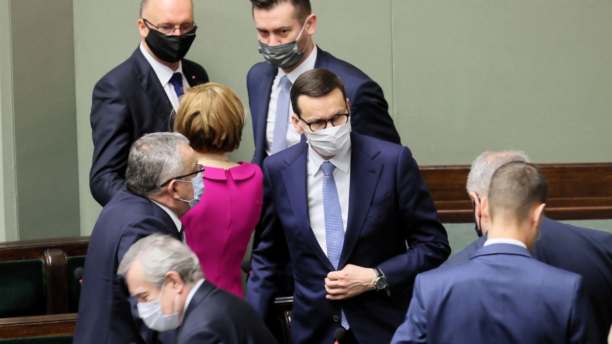Na zdjęciu część przedstawicieli rządu Mateusza Morawieckiego oraz sam premier w ławach poselskich