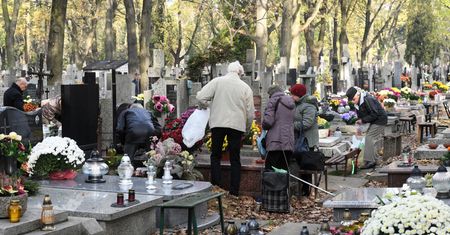 Wszystkich Świętych. Założymy maseczki na cmentarzach? Rzecznik Ministerstwa Zdrowia wyjaśnia