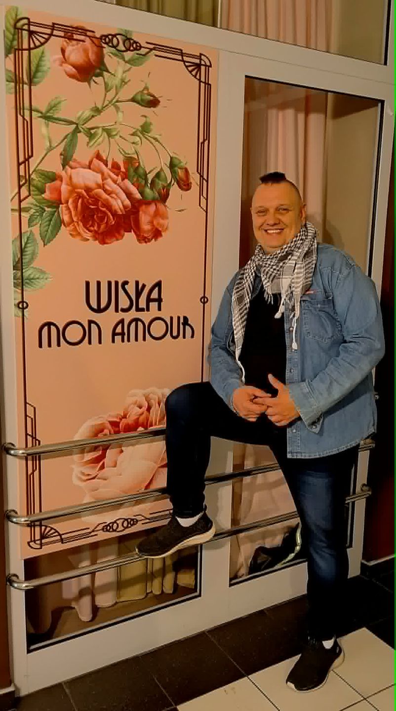 Maciej Gałan pod restauracją w Wiśle