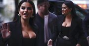 Selena Gomez i jej UWIĘZIONY w obcisłym topie BIUST pozdrawiają fanów w Paryżu. Udana stylizacja? (ZDJĘCIA)