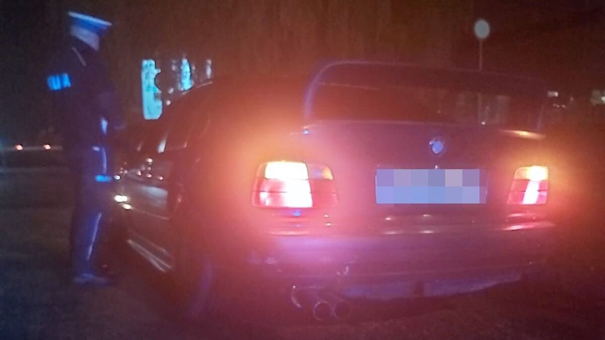 Zmodyfikowane BMW zatrzymane przez policjantów do kontroli