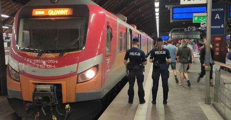 Koronawirus w Polsce. Kontrole w pociągach. Policja sprawdza, czy nosimy maseczki