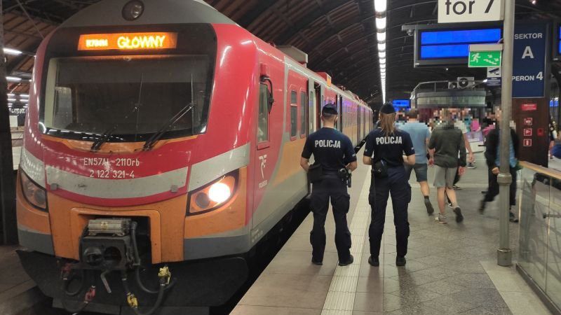 Koronawirus w Polsce. Kontrole w pociągach. Policja sprawdza, czy nosimy maseczki