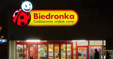 Klienci Biedronki skarżą się na kasy samoobsługowe. Jest odpowiedź